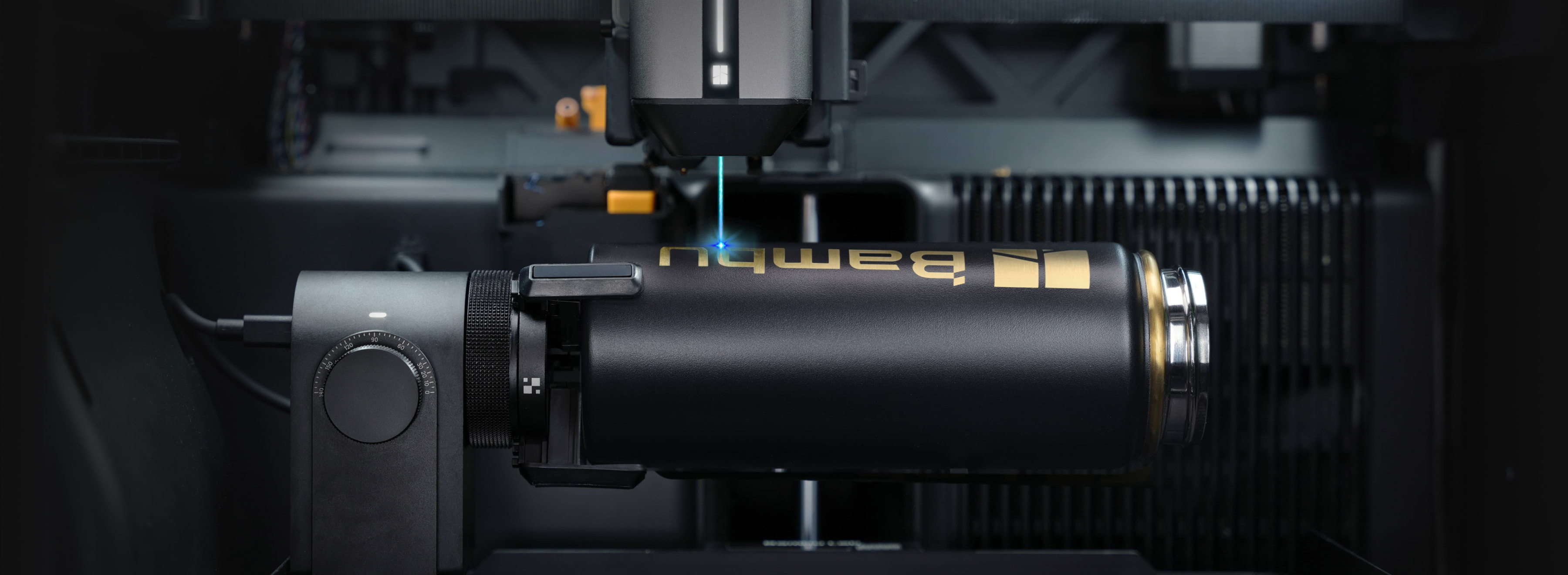 Módulo rotativo gravando em um objeto cilíndrico